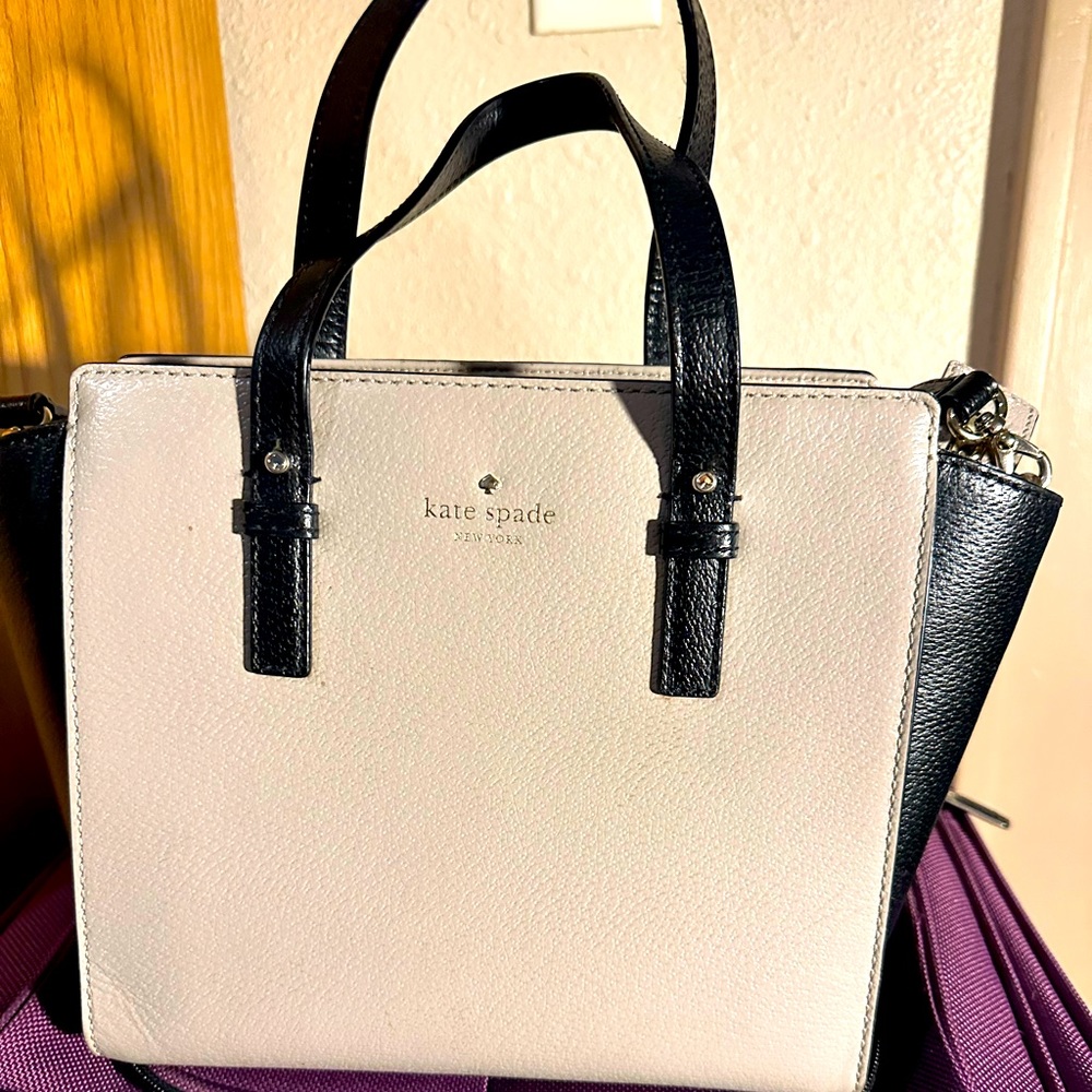 Kate spade hand purse in great shape! Bought brand new!